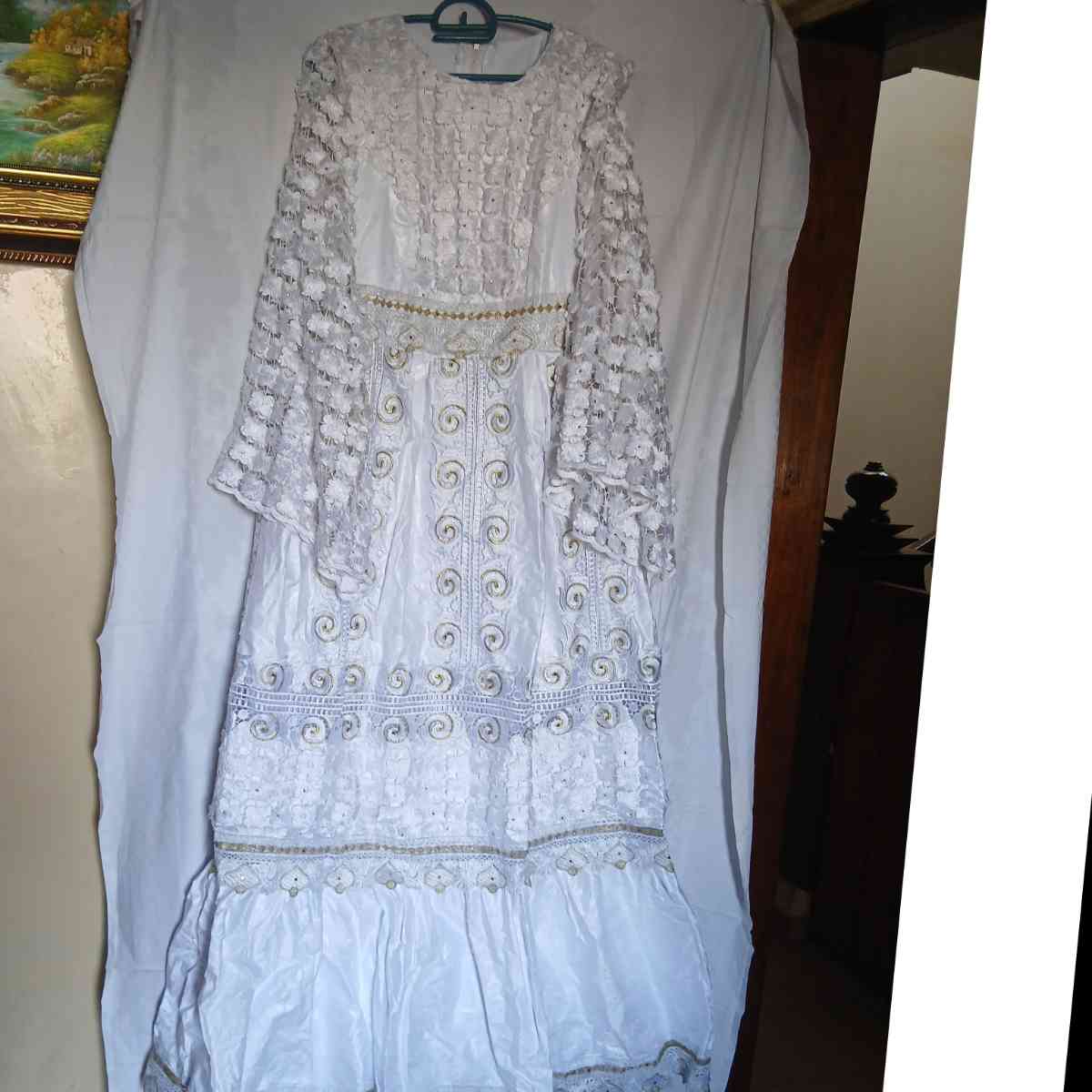 Robe blanche dentelle dorée Geztner longue élégante cérémonie mariage femme