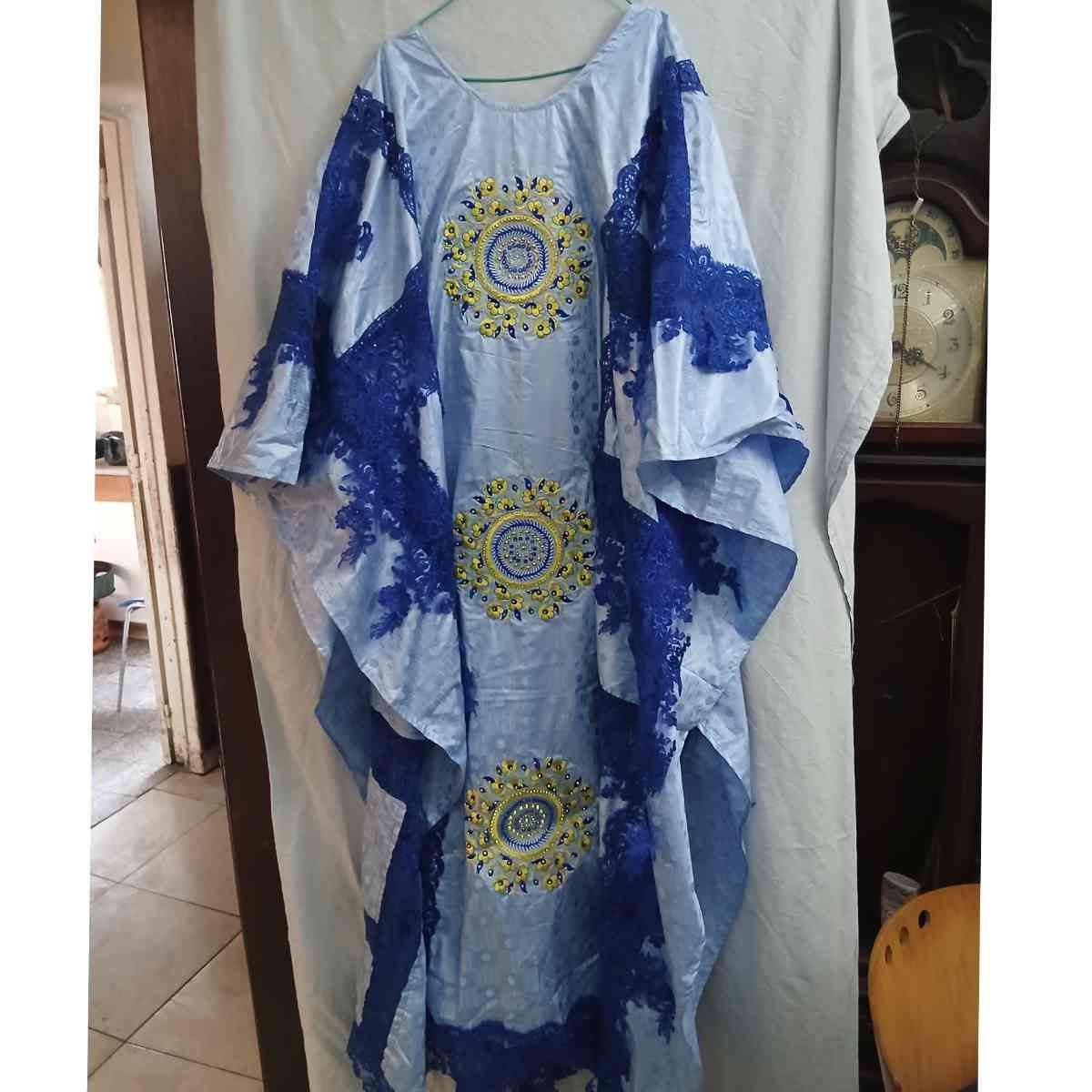 Boubou femme bleu Geztner et dentelle, robe ample cérémonie élégante