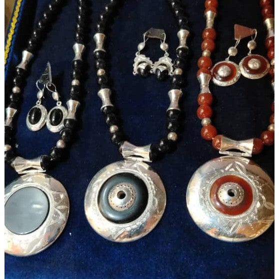 JOAILLERIE TOUAREG BY SKM JEWERLY, MAILLAGE ARGENT MASSIF PURE ET PERLES AFRICAINES/ ENSEMBLE COLLIER+ BOUCLES D'OREILLES ARTISANALES