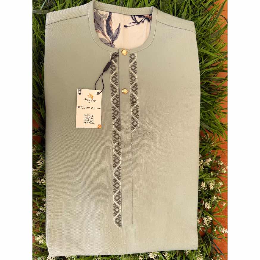 Costume africain homme beige brodé élégant – vêtement traditionnel chic