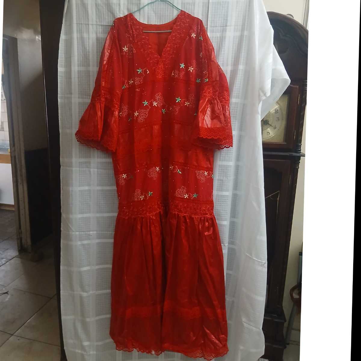 Robe brodée rouge fleurs dorées longue bohème chic femme élégante