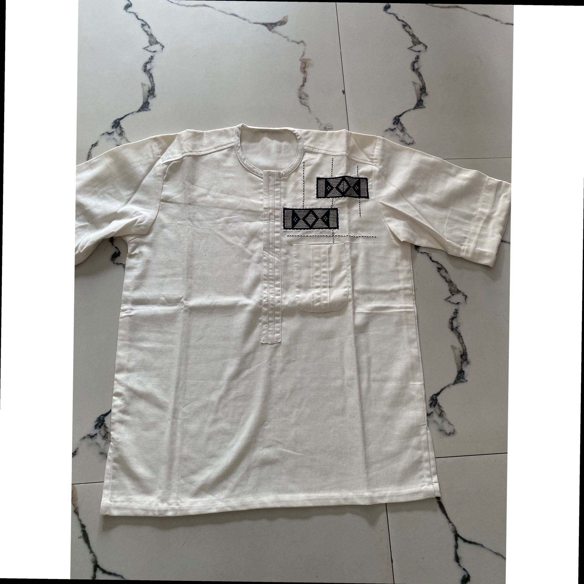 Chemise lin homme blanche artisanale – Broderie ivoire, pagne tissé chic