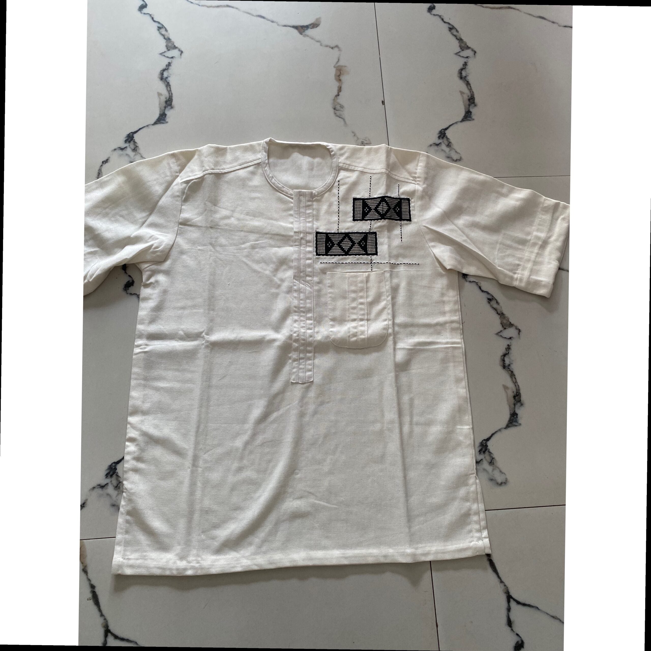 Chemise lin homme blanche artisanale – Broderie ivoire, pagne tissé chic