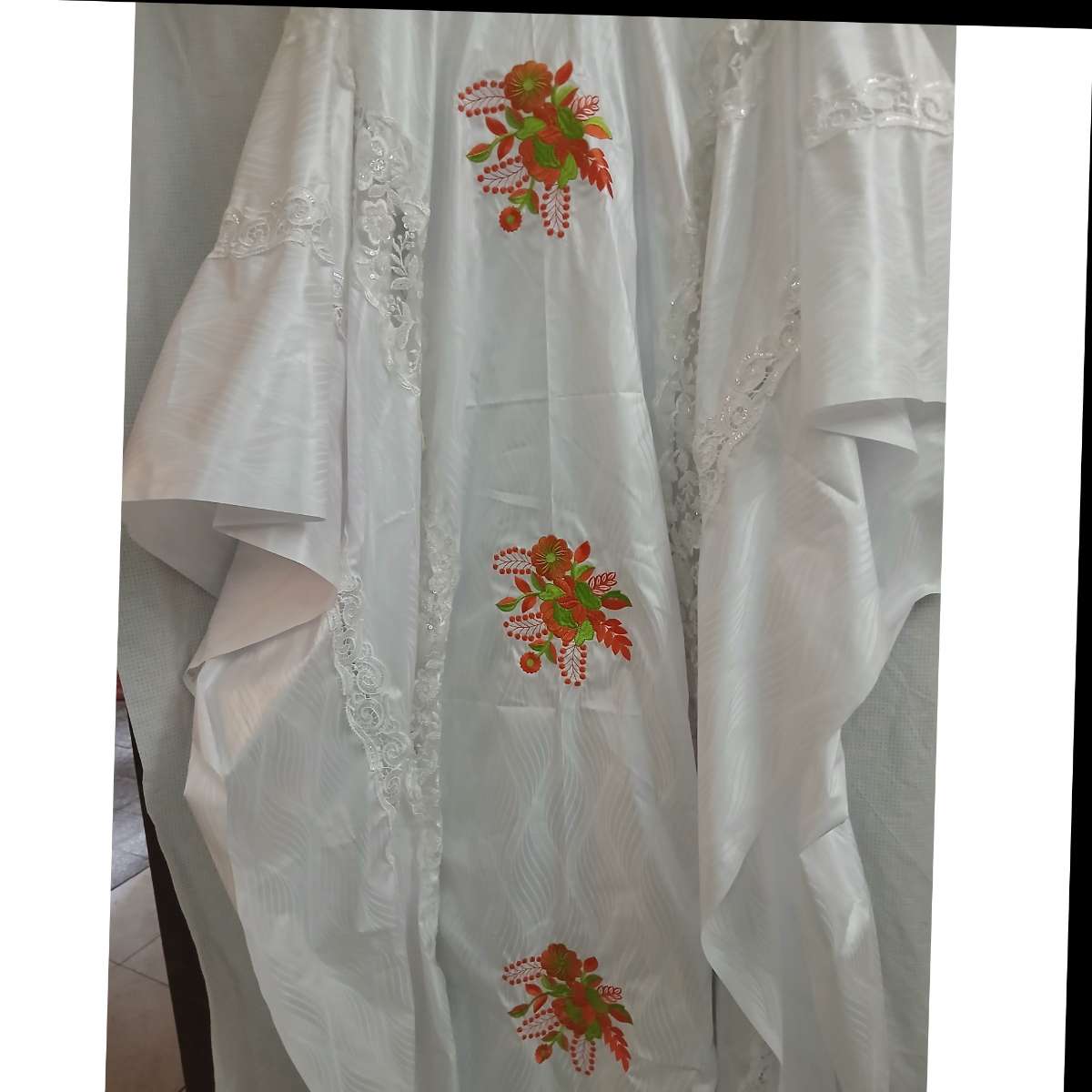 Boubou femme blanc brodé élégant, robe traditionnelle mariage broderie orange