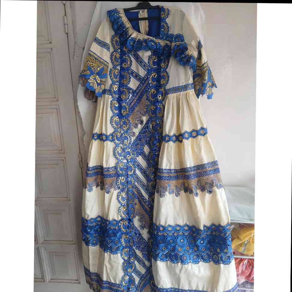 Robe bazin femme élégante brodée dorée, ample, cérémonie africaine