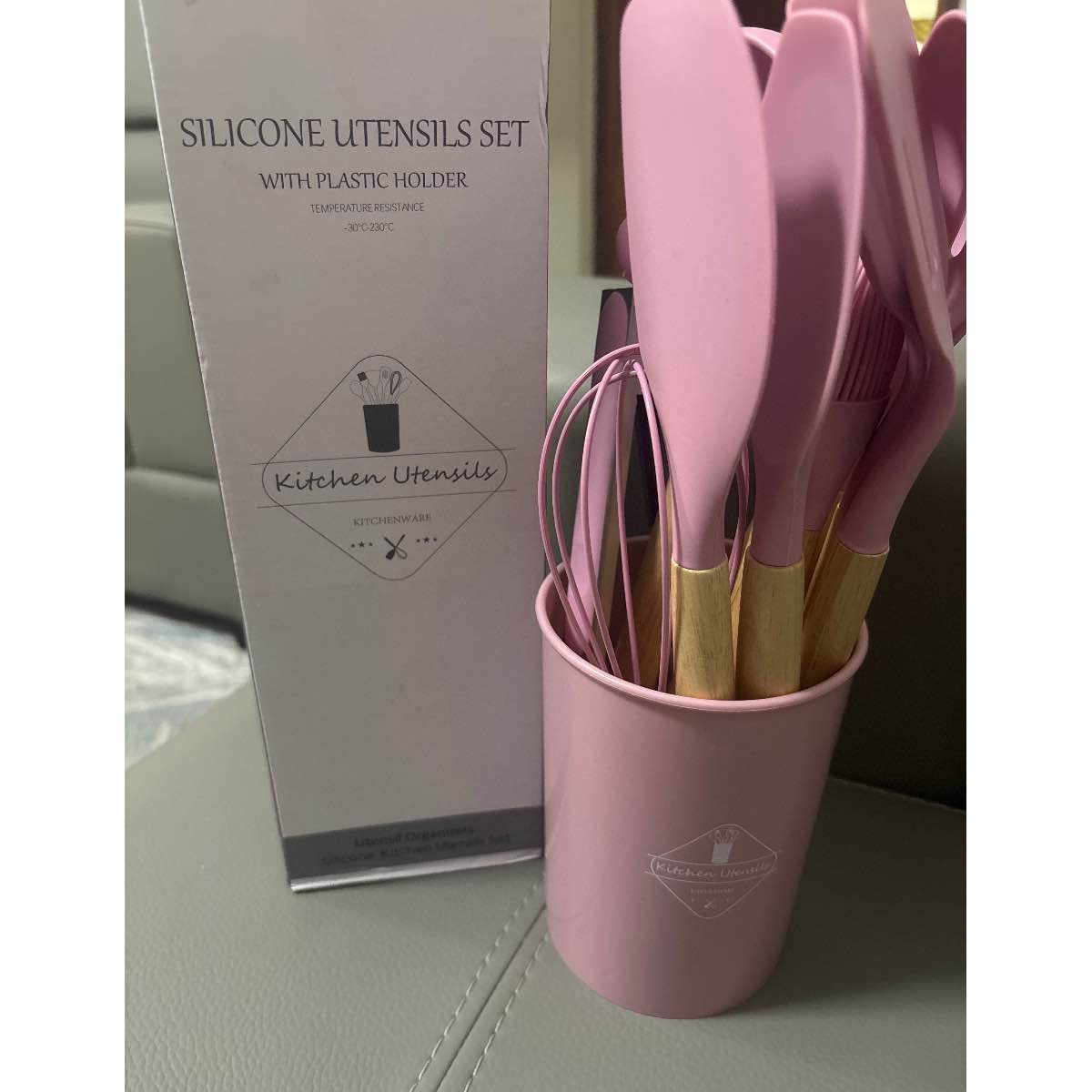 Ustensiles de cuisine en silicone rose et vert clair, set design et résistant