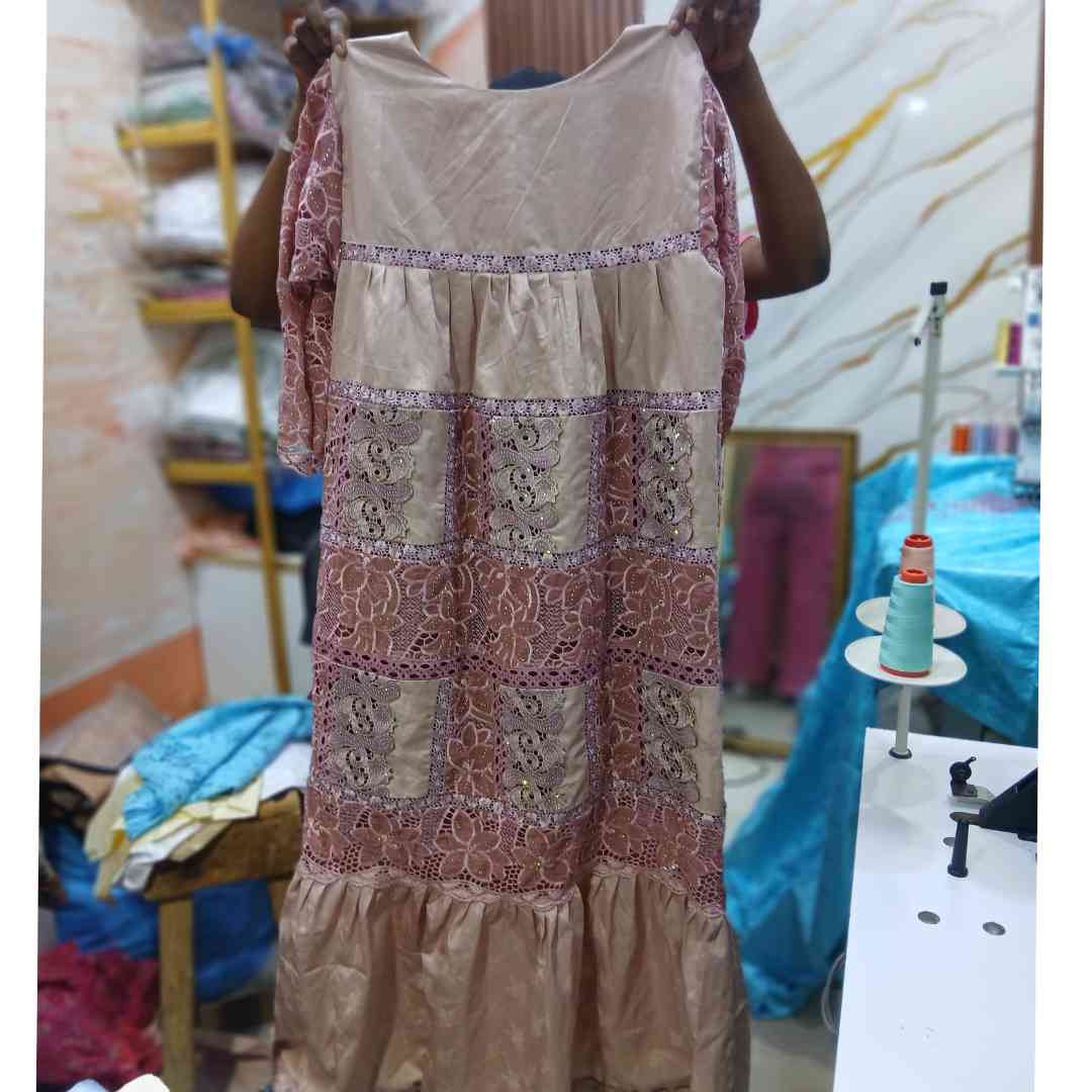 Robe dentelle champagne rose saumon élégance irrésistible
