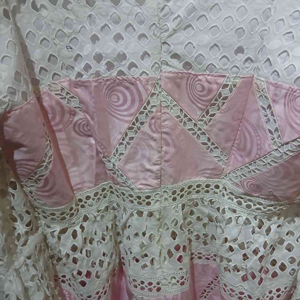 Robe bazin brodée blanche et rose bohème chic