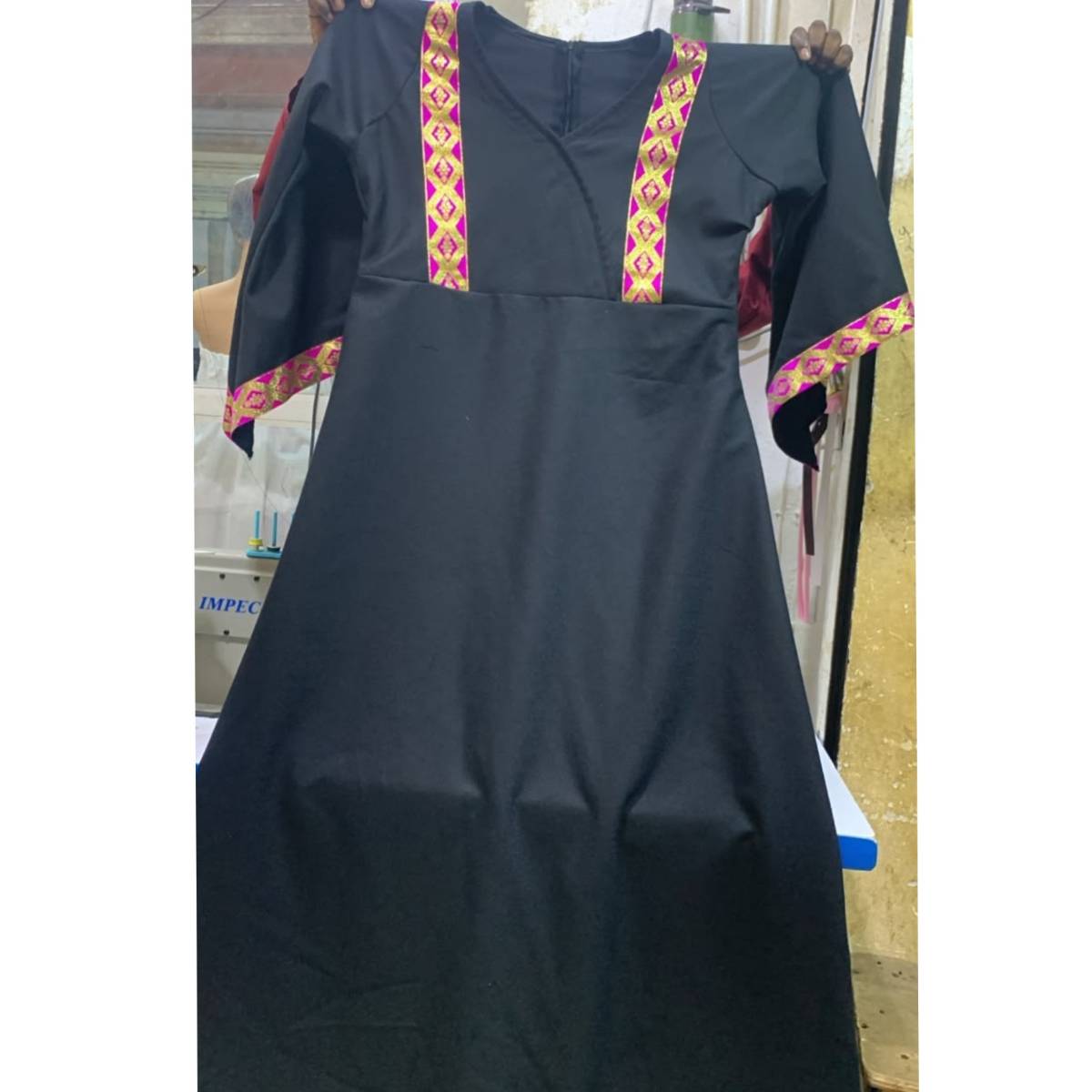 Abaya Élégance - Brocart Lin Coton Noir - Embellissements Traditionnels