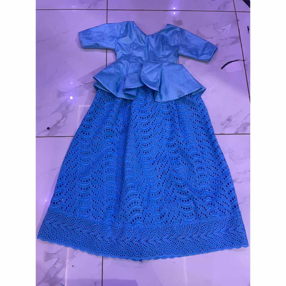 Robe basin fille bleue brodée élégante, cérémonie et fête enfant