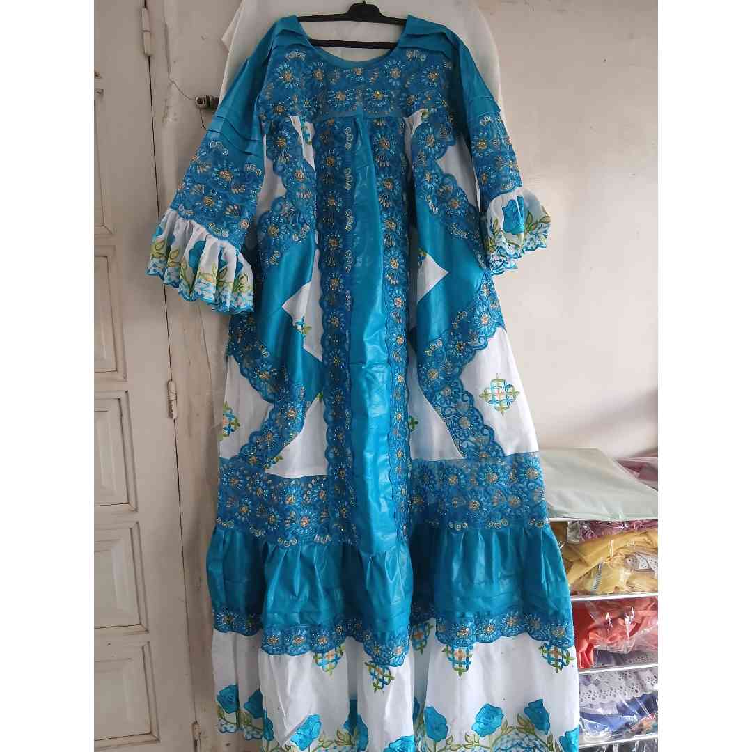 Robe bazin brodée femme élégante, longue, bleu et blanc, cérémonie