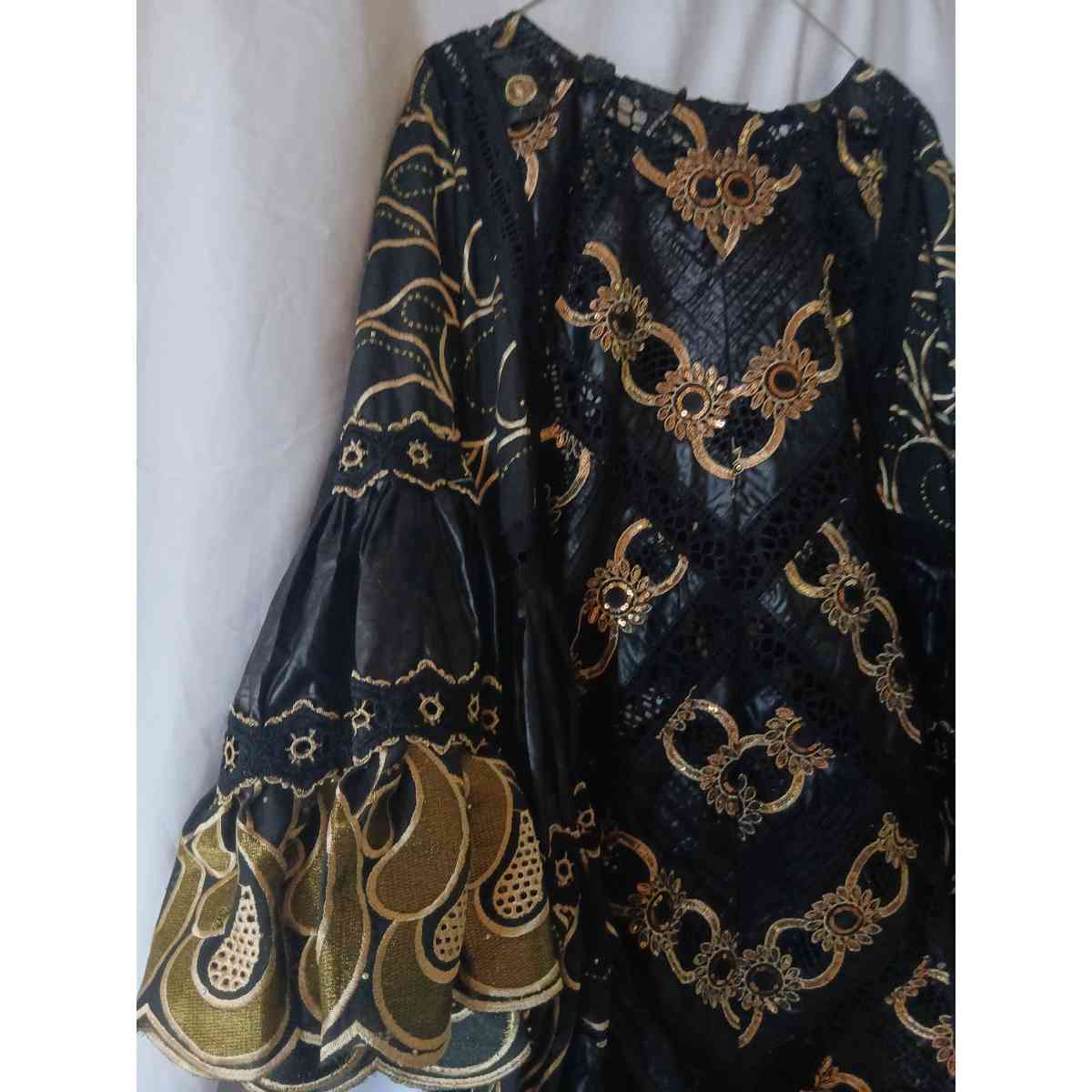 Ensemble bazin femme brodé noir doré et pagne, tenue africaine élégante