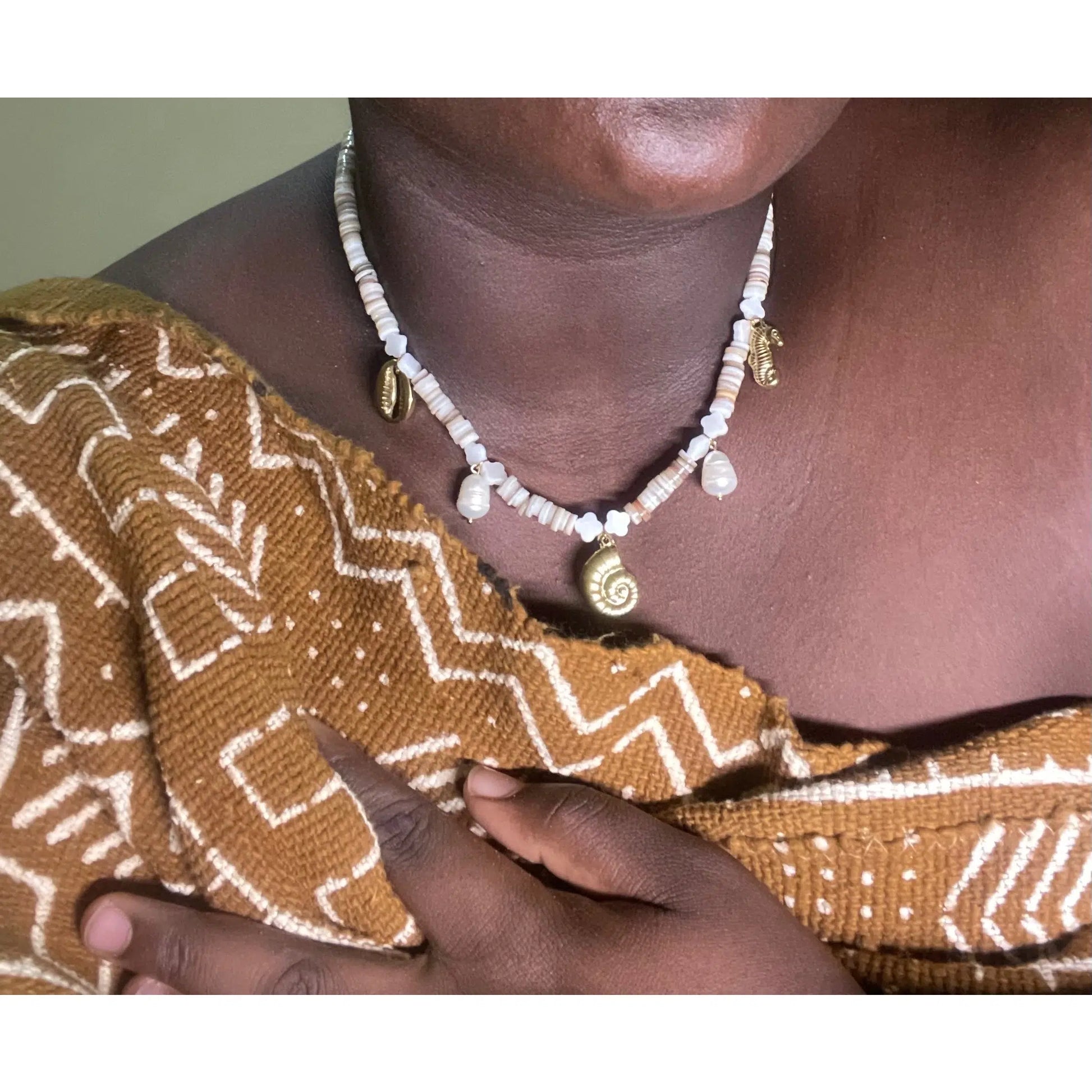 Collier en nacre naturelle en perle d’eau douce et acier inoxydable doré