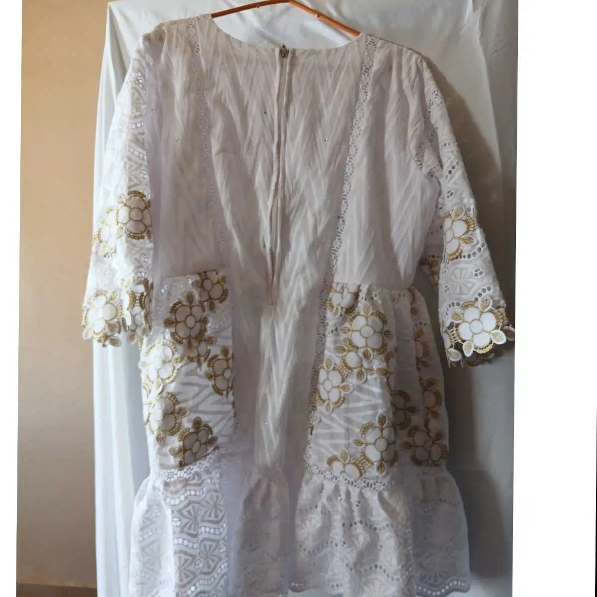 Robe geztner brodée beige blanc femme, élégante et légère été