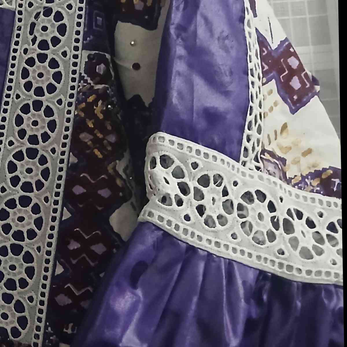 Robe wax geztner brodée mauve et blanche, élégante femme grande taille