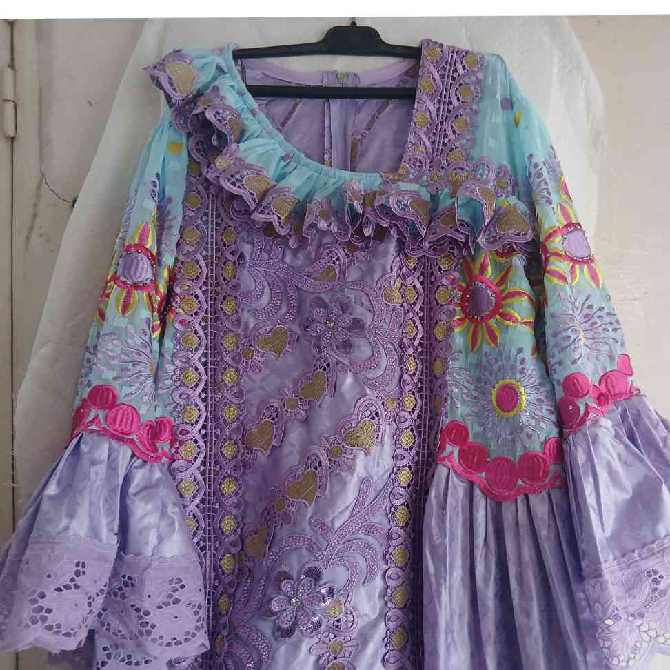 Robe bazin brodée femme élégante, longue cérémonie, couleurs vives