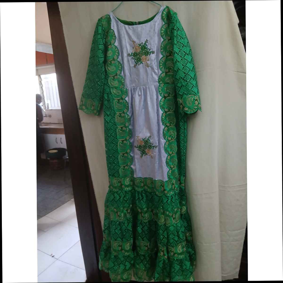 Robe Geztner femme grise et verte dorée, longue élégante dentelle cérémonie