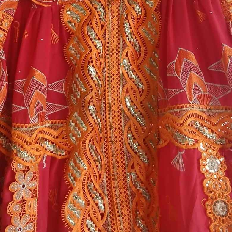 Robe brodée élégante avec garnitures pour un look unique