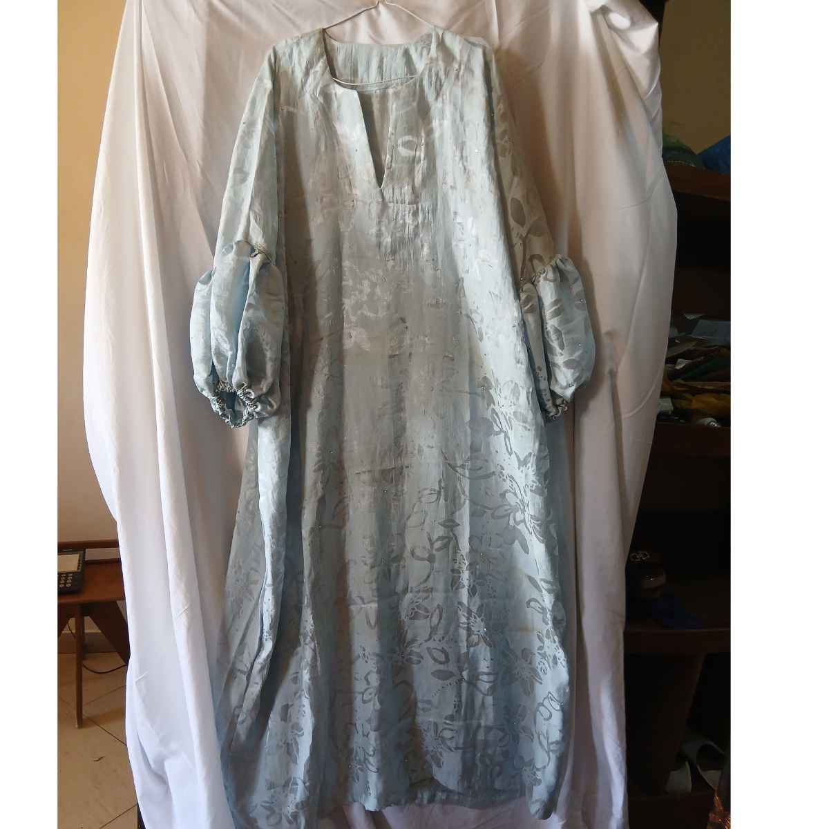 Robe tunique bohème en bleue avec fleurs grises