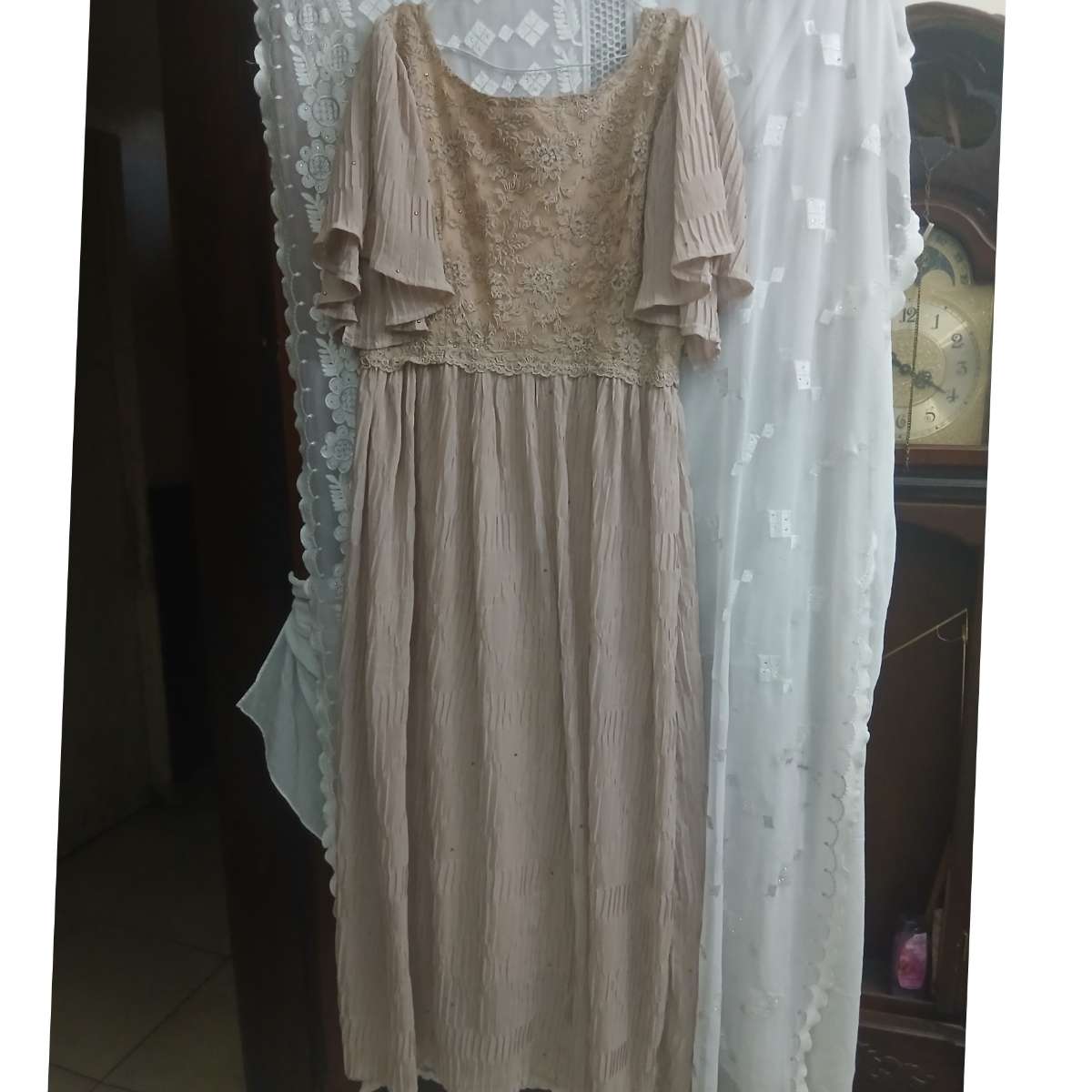 Robe dentelle beige femme longue plissée chic marron clair élégante cérémonie