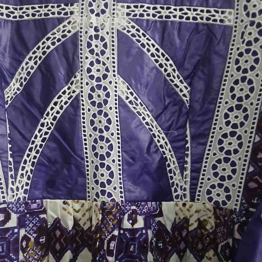 Robe wax geztner brodée mauve et blanche, élégante femme grande taille