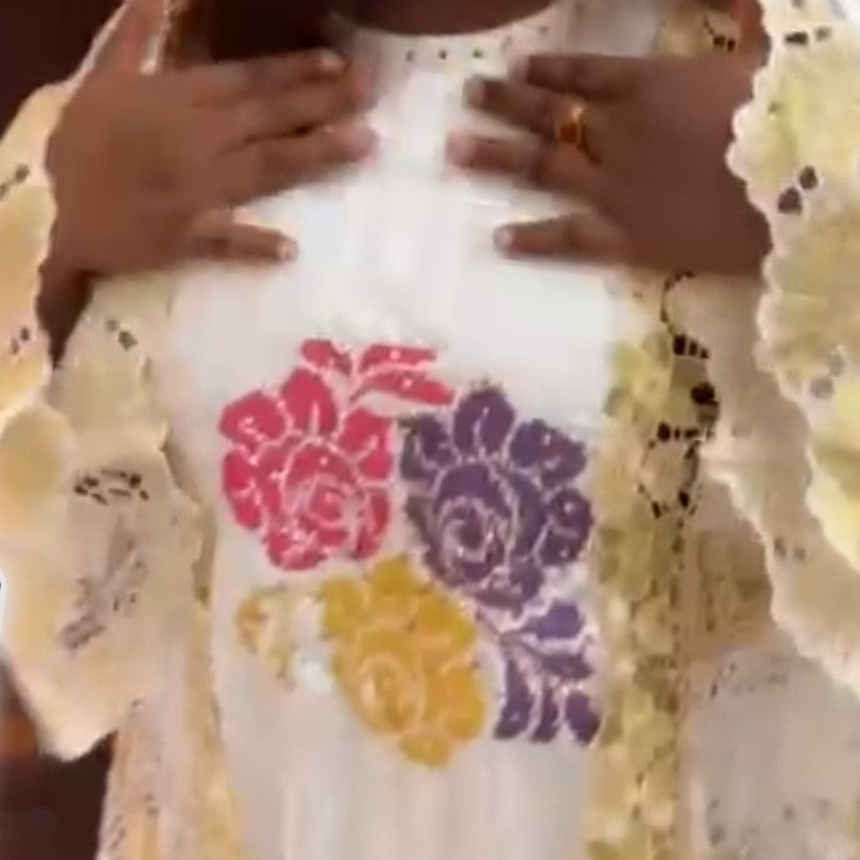 Robe geztner avec broderies, brode et garnitures