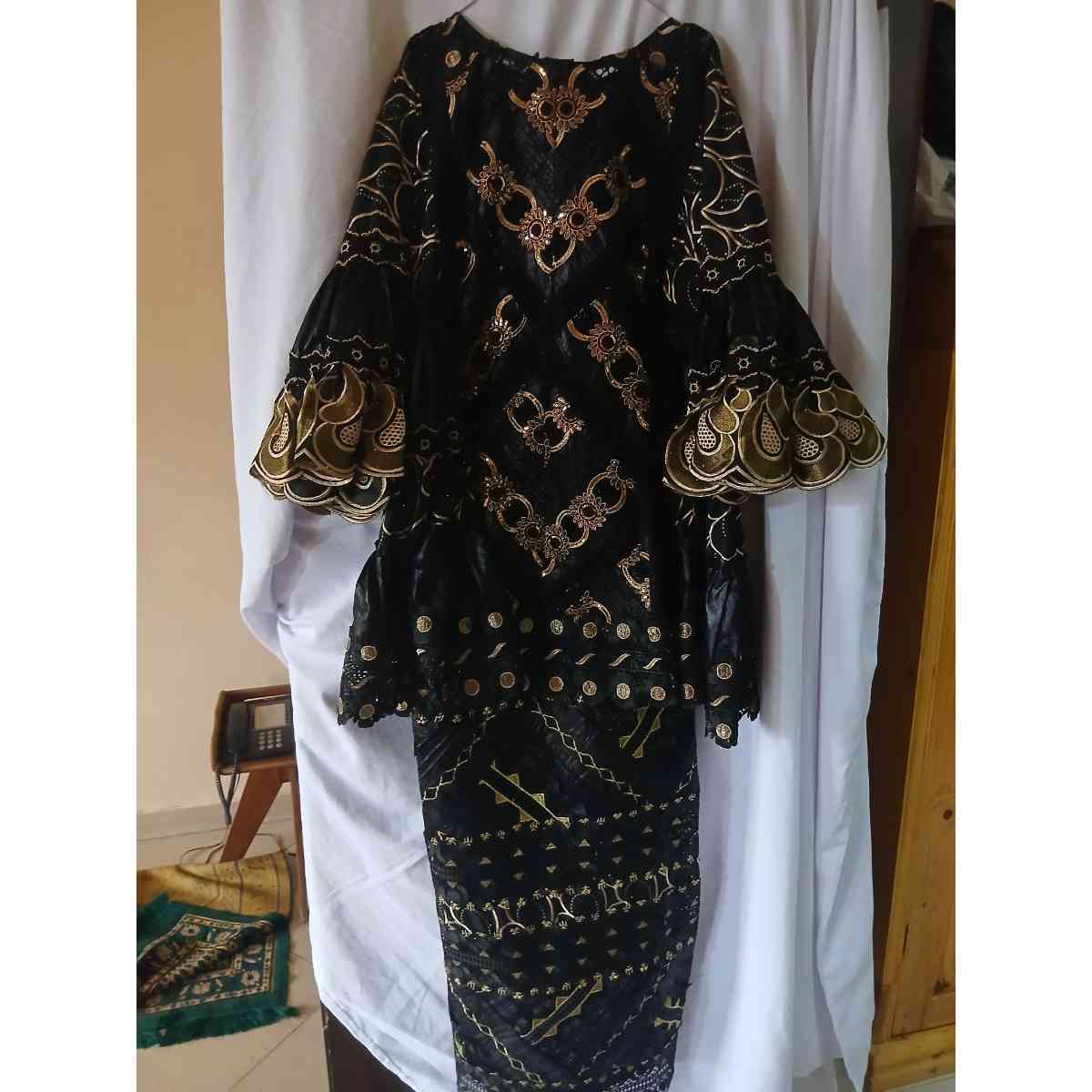 Ensemble bazin femme brodé noir doré et pagne, tenue africaine élégante