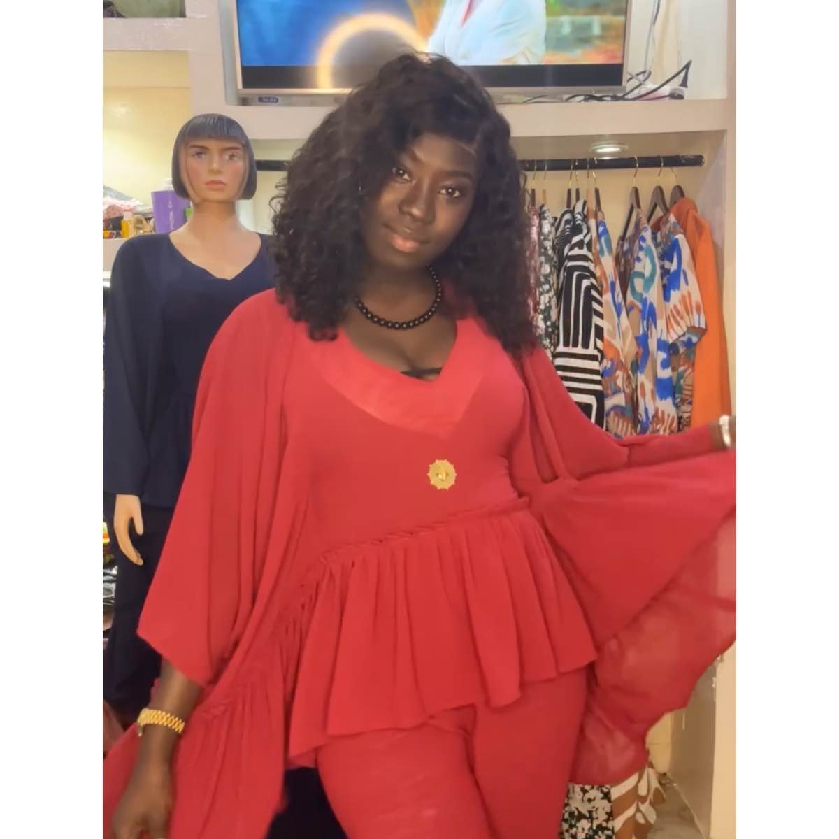 Ensemble femme ceinture à la taille chic, élégant avec broche dorée