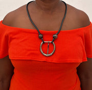 Collier fait main femme Rebelle – Bijou artisanal moderne avec boucles d'oreilles caoutchouc et métal