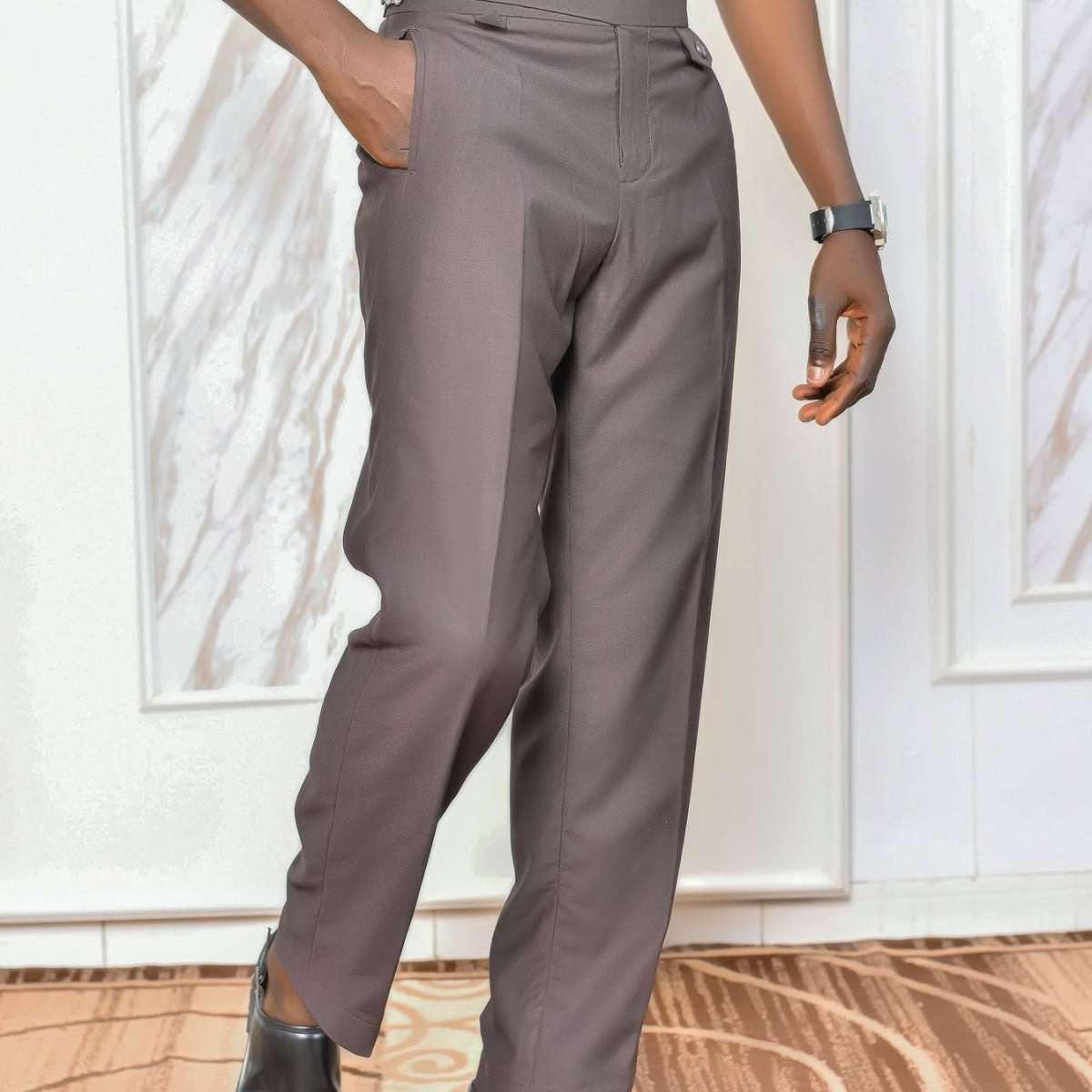 Pantalon homme élégant taupe coupe droite, chic et confortable