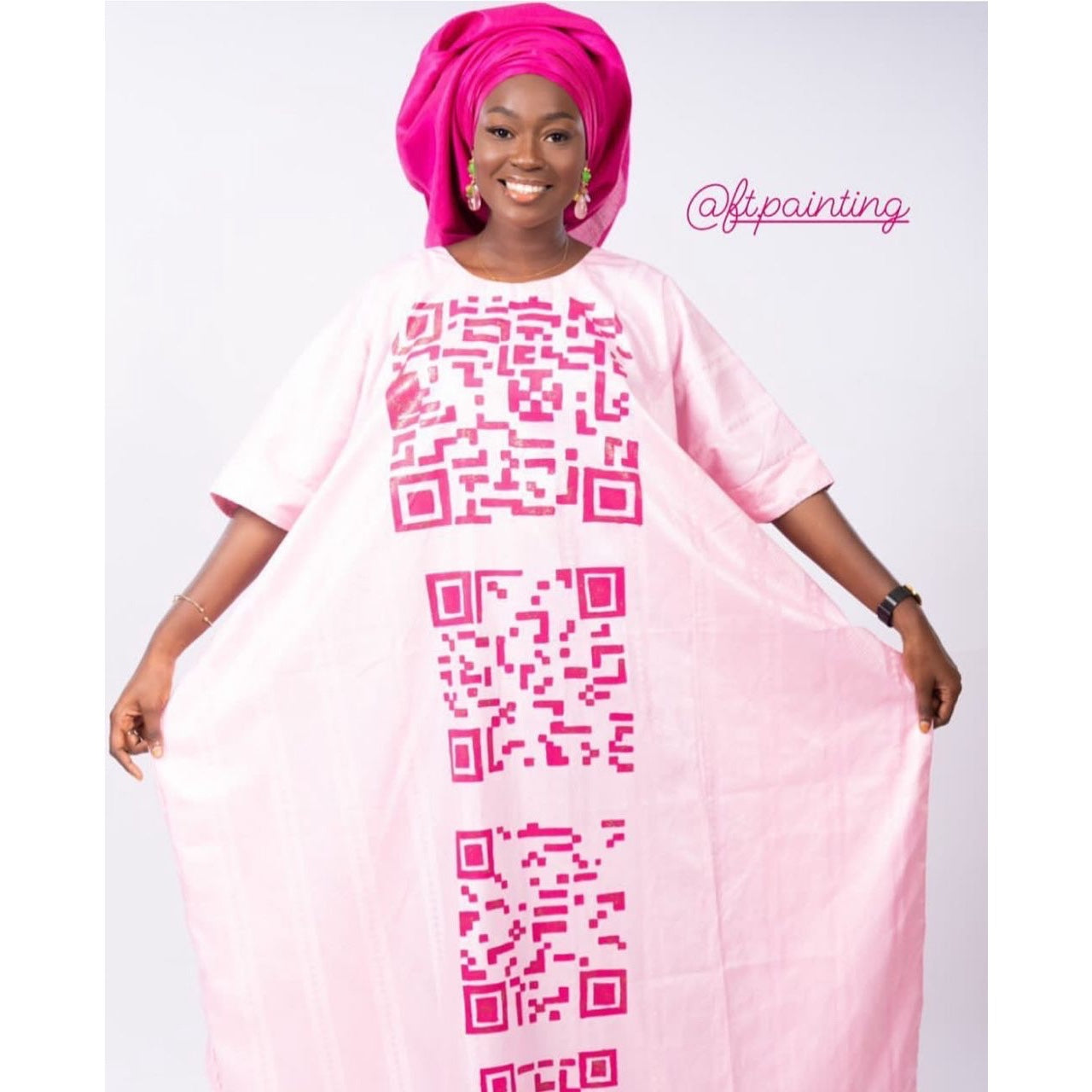 Ensemble boubou et foulard rose en bazin peint à la main