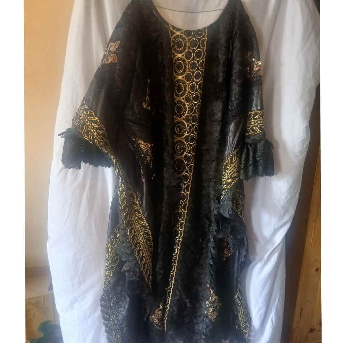 Boubou femme mariage brodé doré et pagne, tenue africaine chic