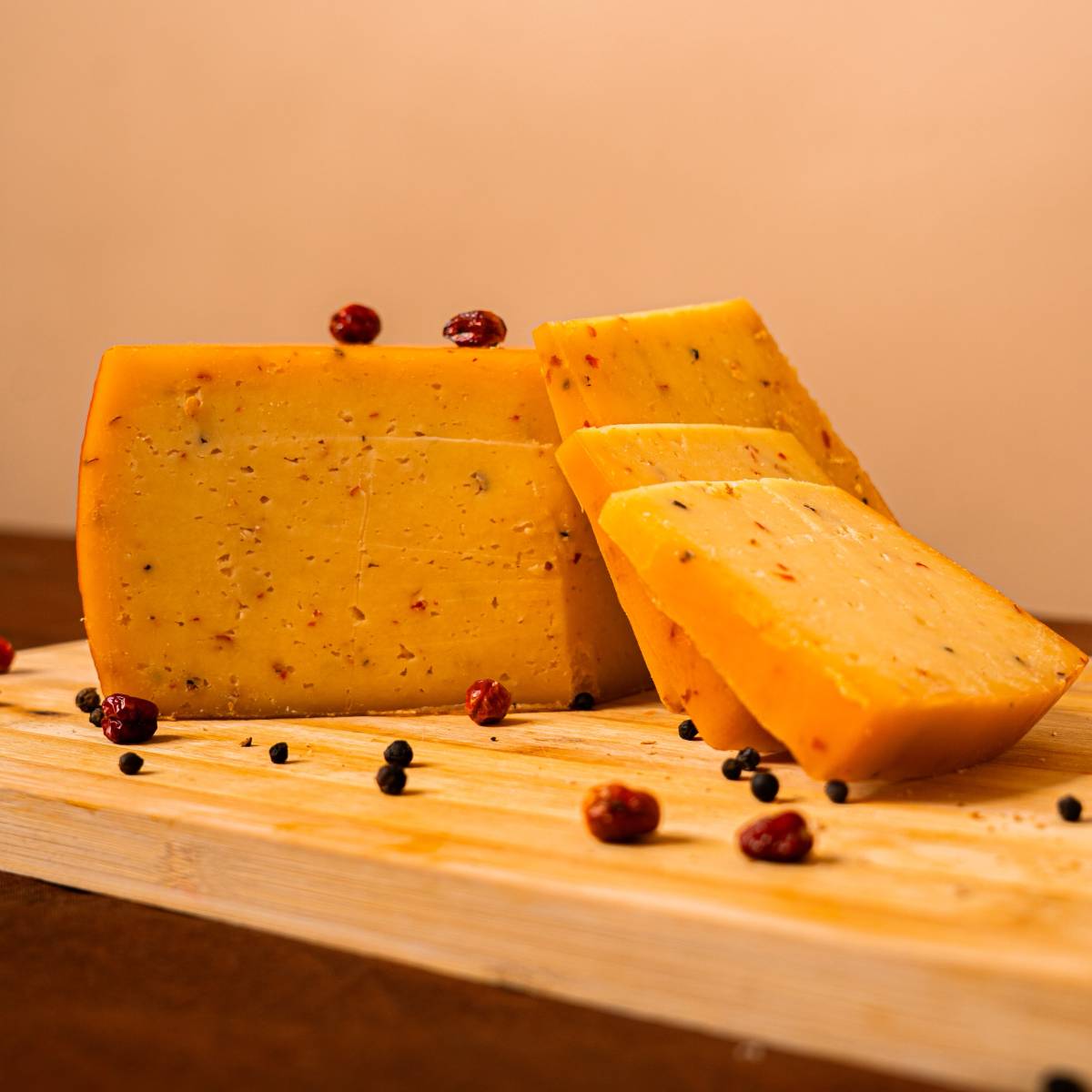 Fromage gouda piment et poivre 250g – Gourmet, artisanal et savoureux