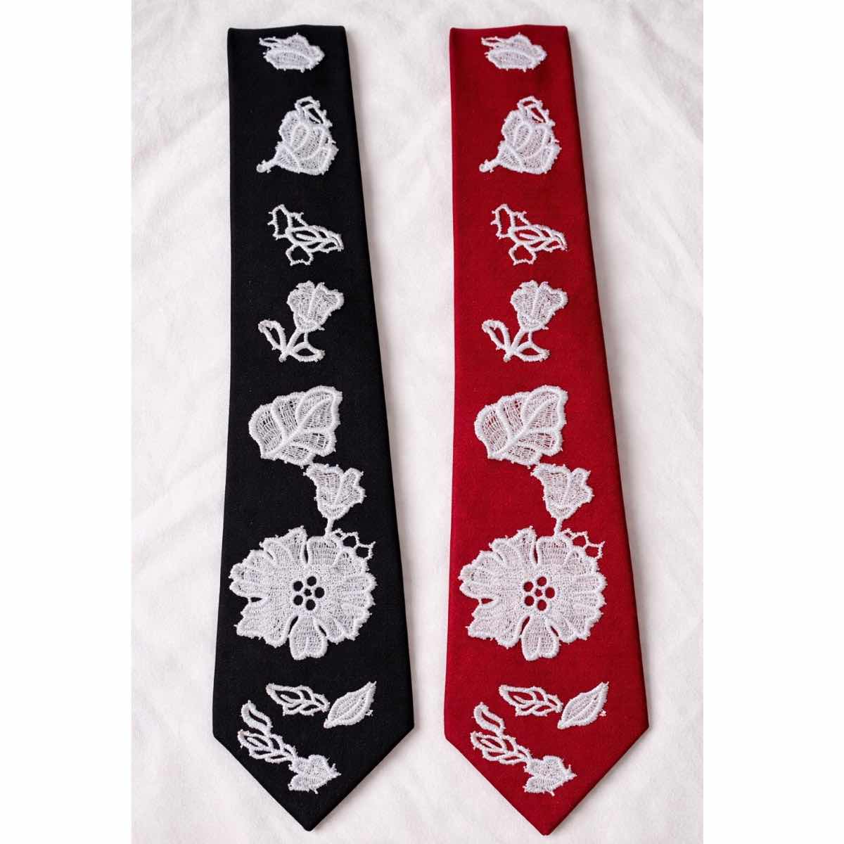 Cravate noir avec broderie florale