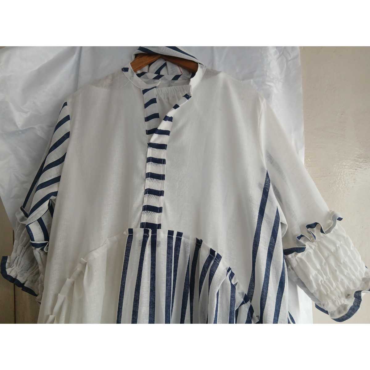 Robe chemisier coton femme blanche et bleue, élégante et fluide, col V