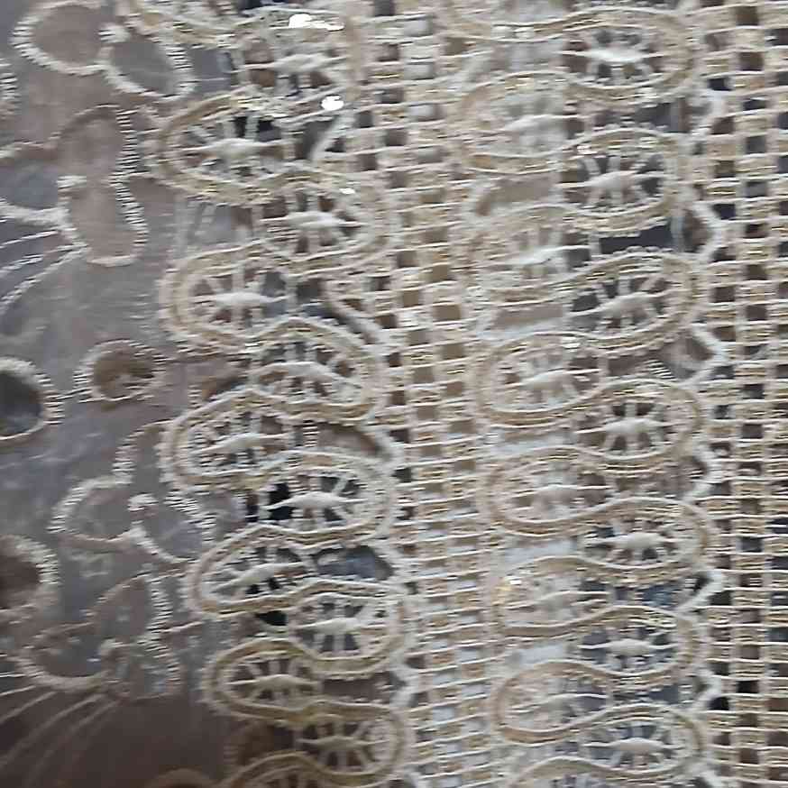 Robe marron élégante en dentelle beige pour un look irrésistible