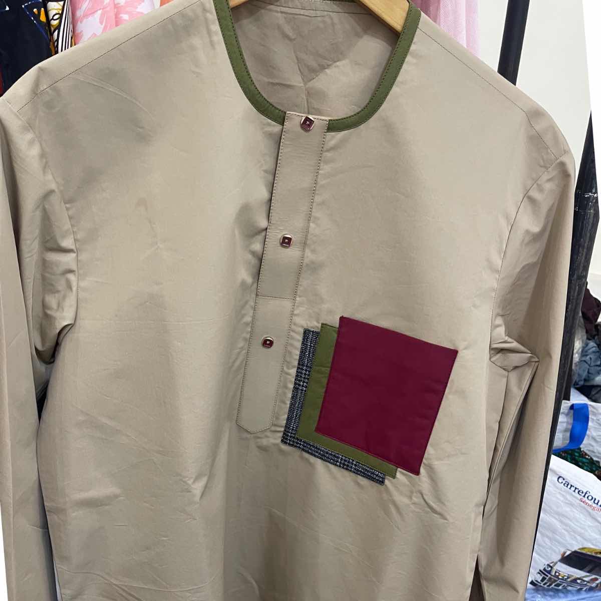 Chemise homme moderne beige en coton, col rond, style casual chic élégant