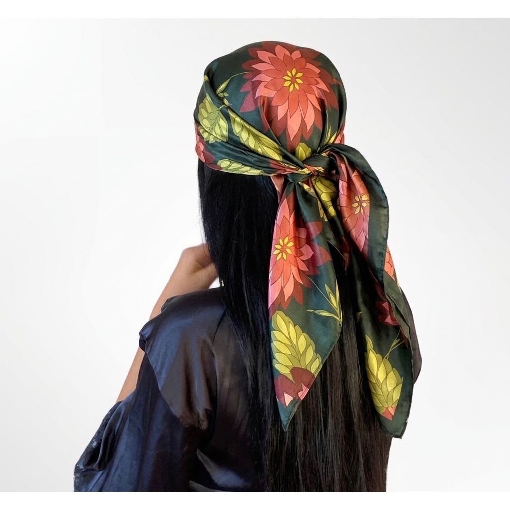 Foulard carré en soie vert foncé à motifs floraux, élégant accessoire femme