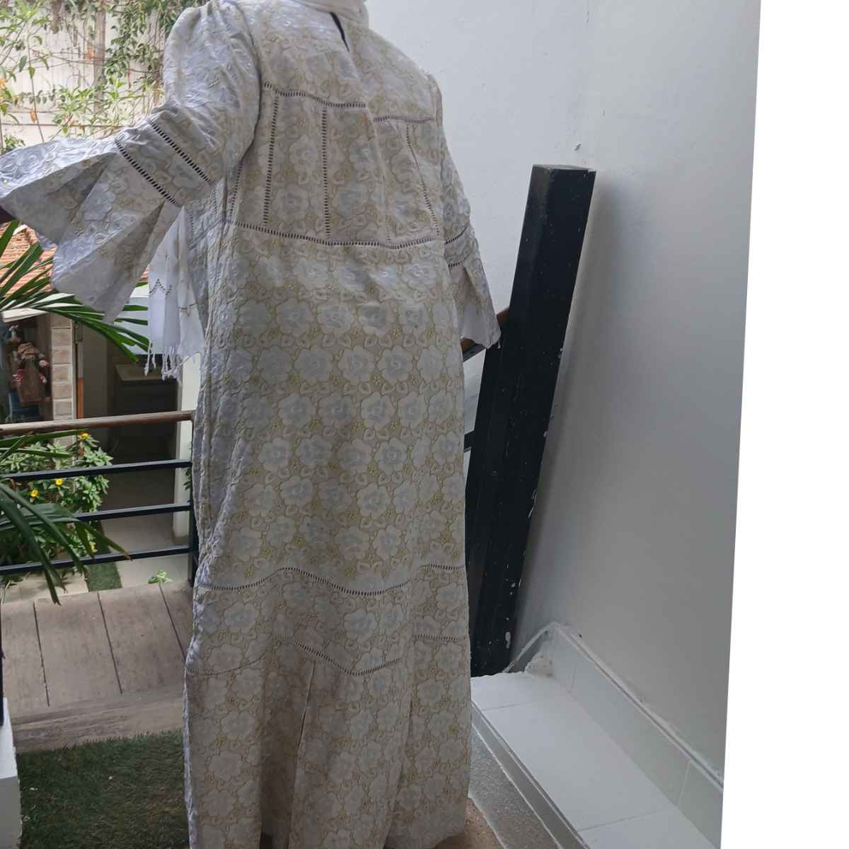 Robe femme brodée blanche fleurs dorées longue bohème chic élégante