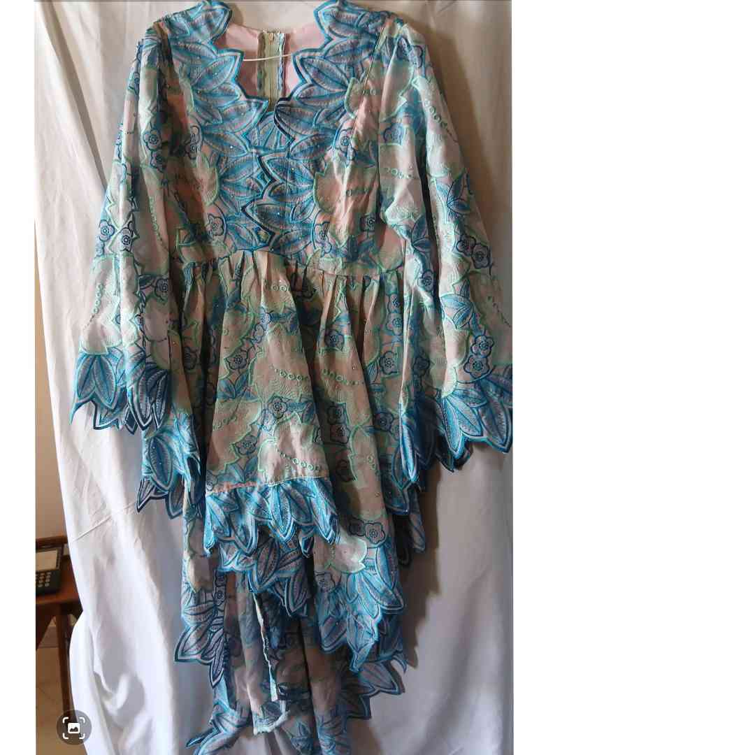 Ensemble jupe et haut brodé bleu femme, chic et élégant cérémonie