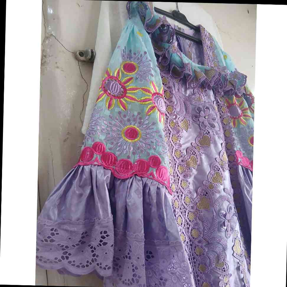 Robe bazin brodée femme élégante, longue cérémonie, couleurs vives