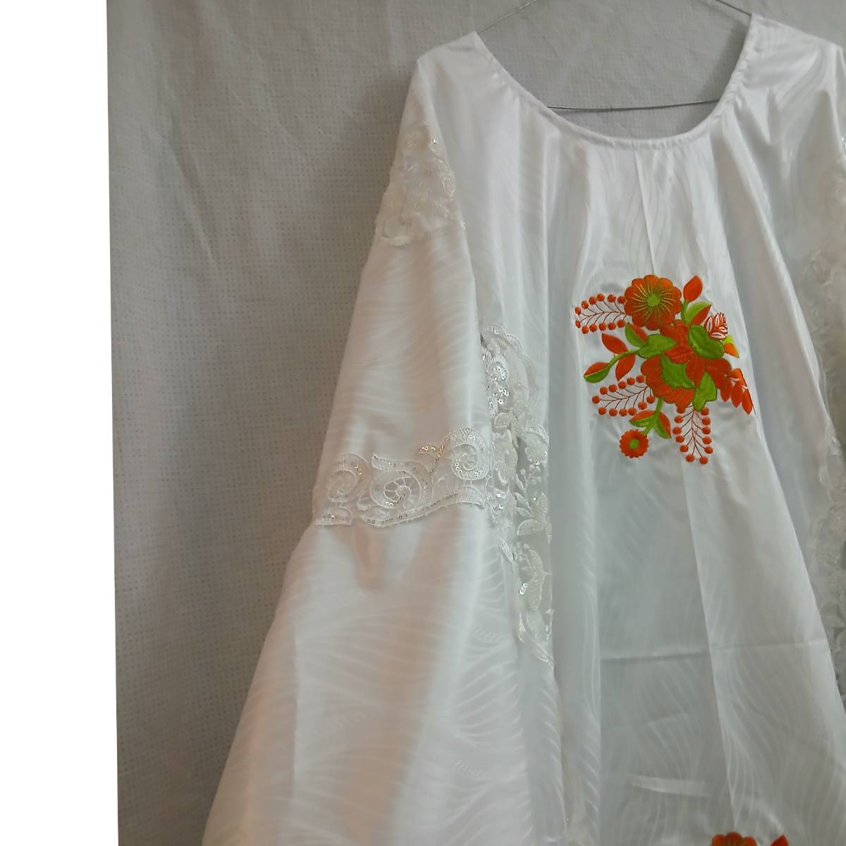 Boubou femme blanc brodé élégant, robe traditionnelle mariage broderie orange