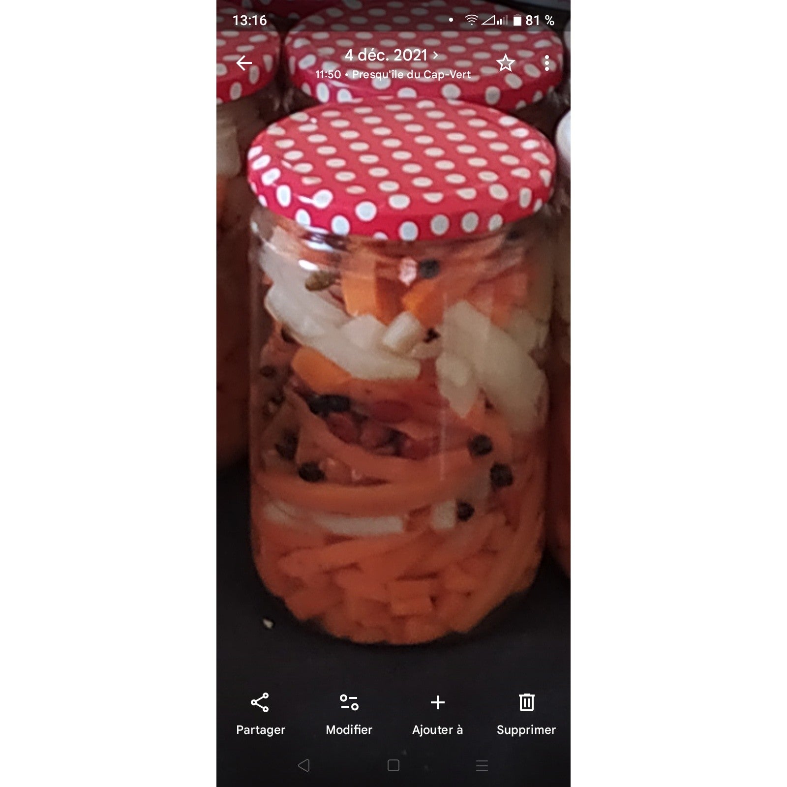 Légumes marinés en bocal : carotte et navet, poivre noir, piment long