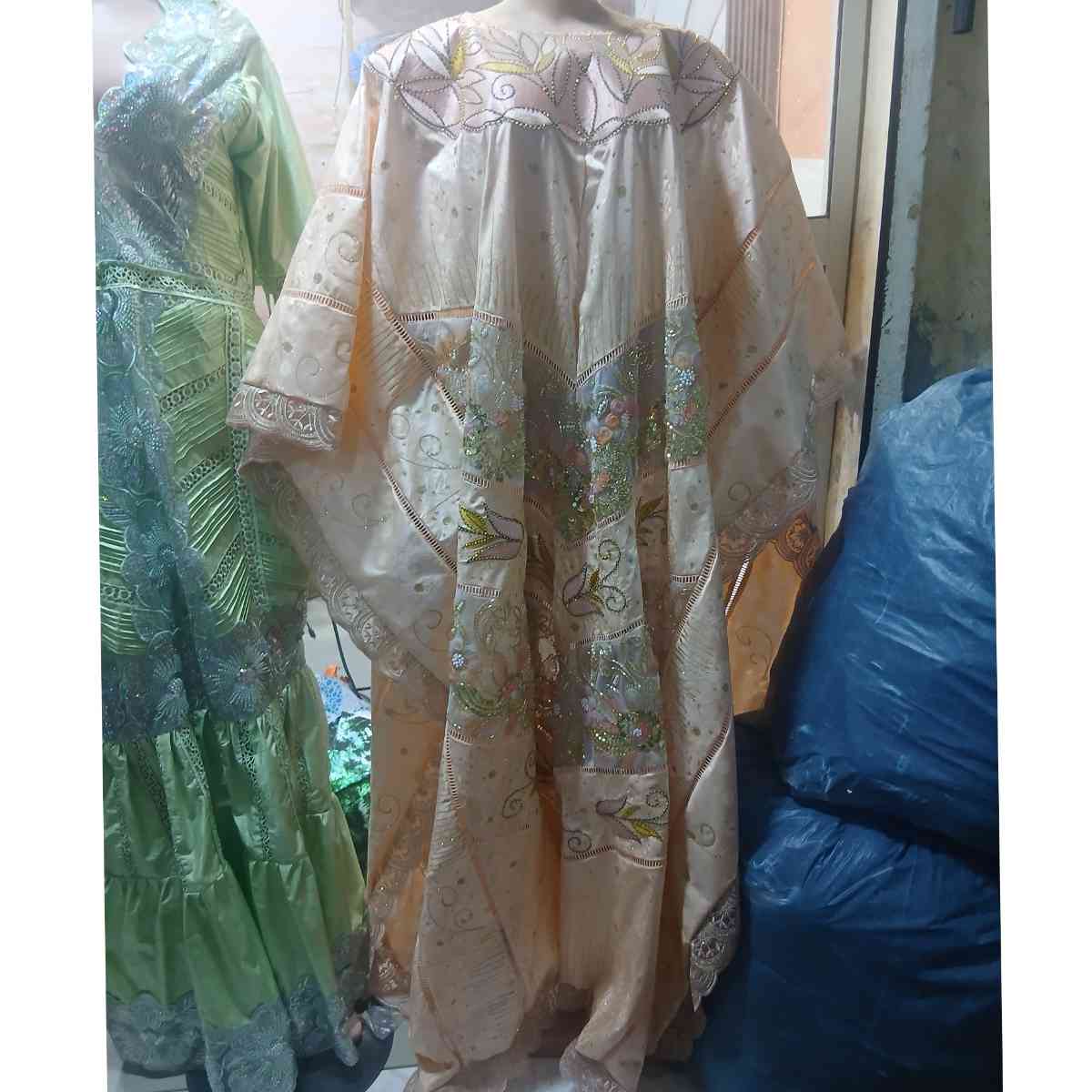 Boubou brodé femme Geztner saumon doré, robe africaine cérémonie chic
