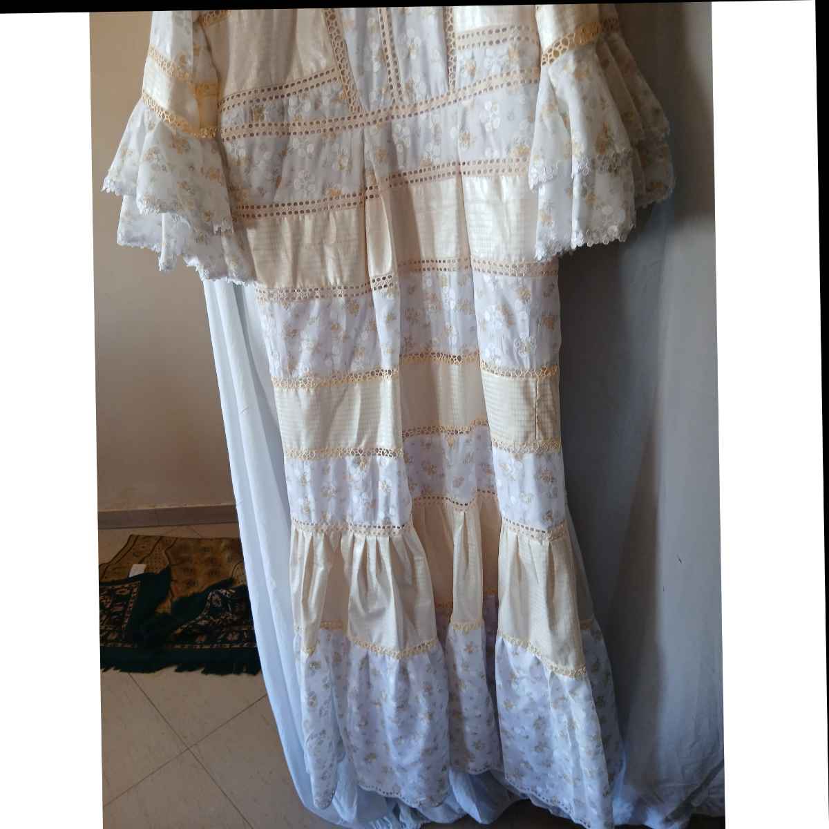 Robe geztner brodée beige blanc femme, élégante et légère été