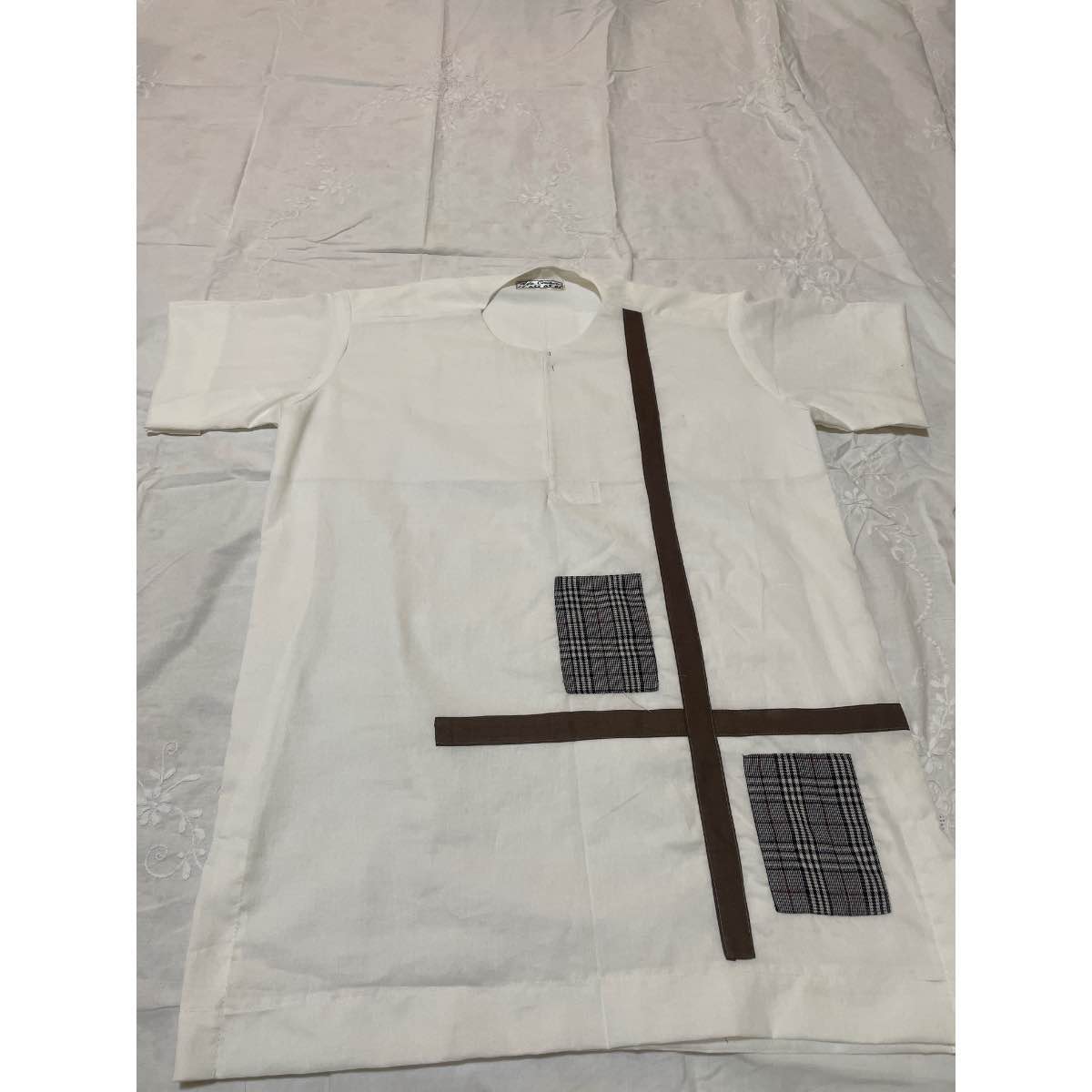 Chemise homme blanche en coton, col rond, élégante et casual chic