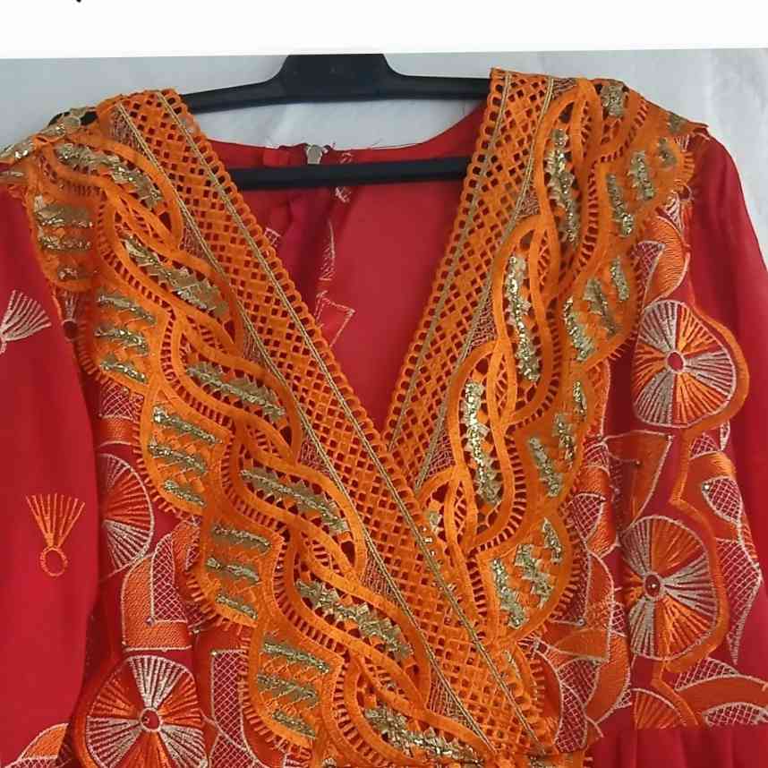 Robe brodée élégante avec garnitures pour un look unique