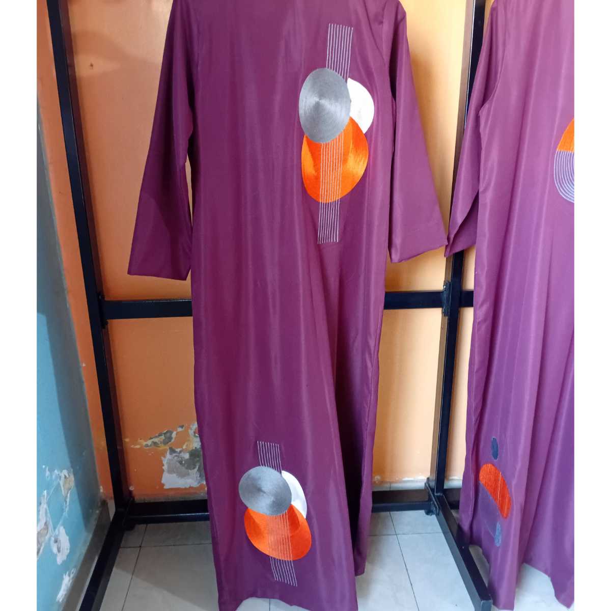 Robe tunique femme bordeaux et jupe brodée, ensemble élégant cérémonie