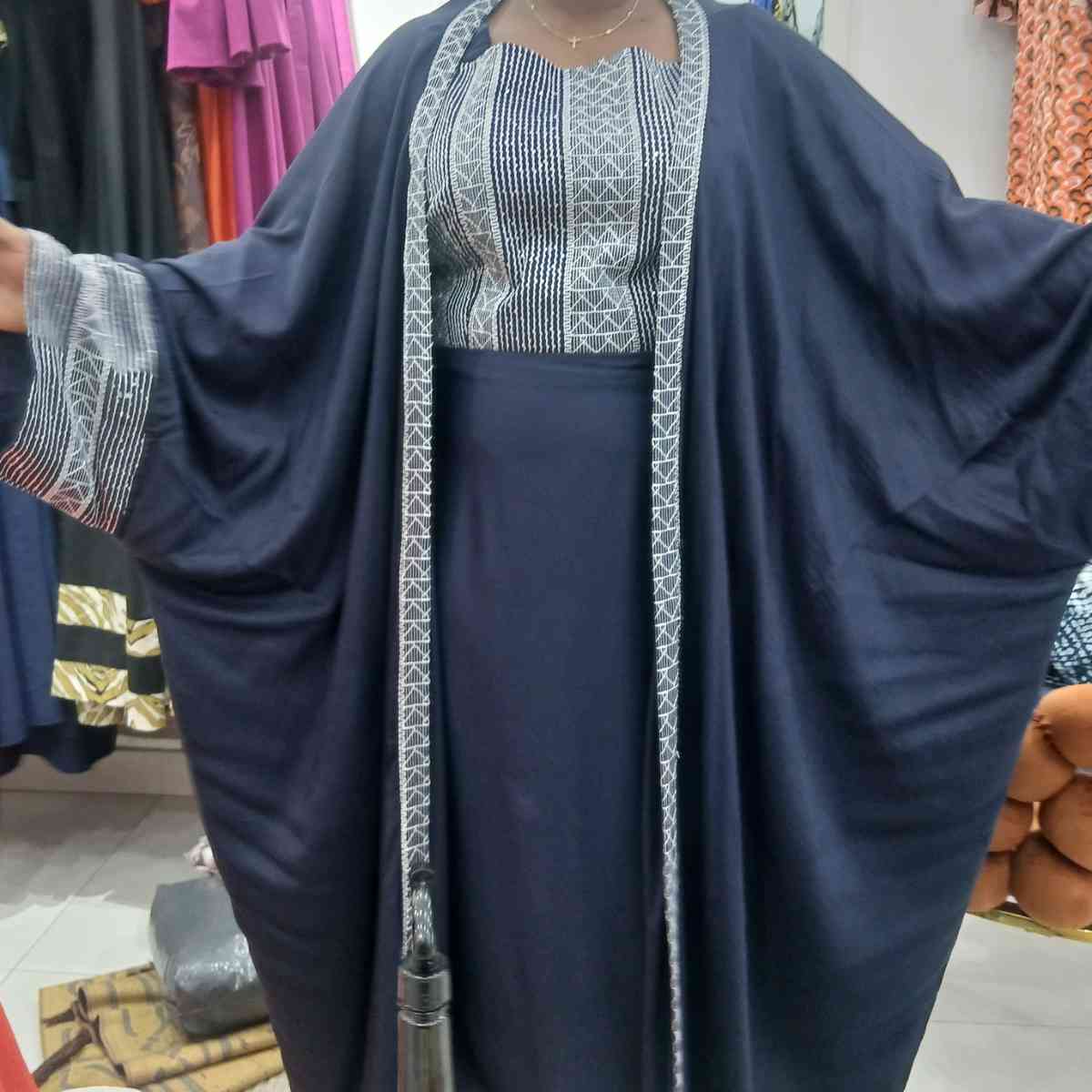 Kaftan Élégance de Minuit - Broderie Argent sur Bleu Marine