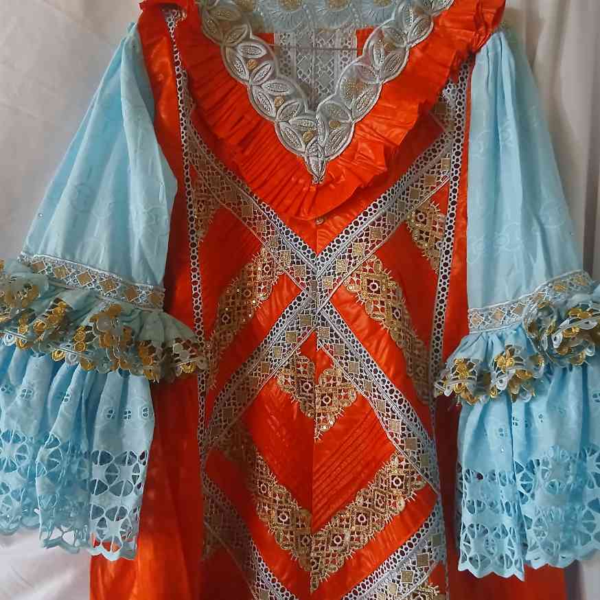 Robe bazin femme orange brodée bleu, élégante cérémonie ou soirée